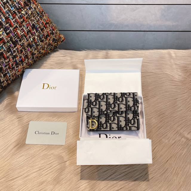 礼盒包装 Dior 经典马鞍花纹d 马鞍系列包包每一款都超好看的 话说dior老花系列真的很难买 专柜售价3020+ 我自己也是第一眼就看上了这个d和马鞍曲线