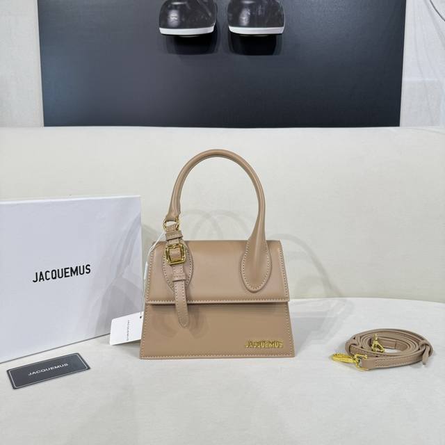 Jacquemus 全新 素设计真的爱了 这只小可爱真的太讨喜la 有趣的设计亮点就让人过目不忘 实实在在的断货王 一包难求 鬼才设计师说自己不喜欢过度关注细节