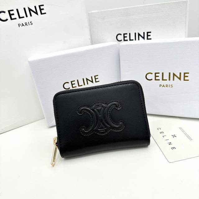 品牌 Celine A16 颜色 黑色 棕色 尺寸 10.5*9*1 说明: Celine 专柜同步 Triomphe Cuir紧凑型拉链钱夹 光滑小牛皮小牛皮