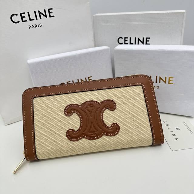 品牌 Celine A17 颜色 白色帆布 尺寸 19*10.5*3.5 说明: Celine 专柜同步 Triomphe Cuir大拉链钱夹 织物和小牛皮天然