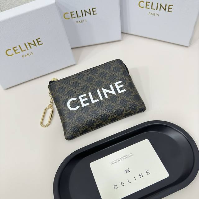 品牌 Celine 86503 颜色 黑色印花 尺寸 13*9 说明: Celine专柜同步零钱卡包非常炫美的一个系列 采用头层牛皮 精致时尚
