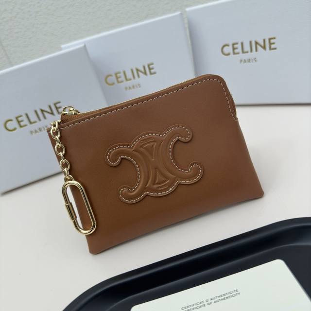 品牌 Celine 86502 颜色 黑色 棕色 尺寸 13*9 说明: Celine专柜同步零钱卡包非常炫美的一个系列 采用头层牛皮 精致时尚