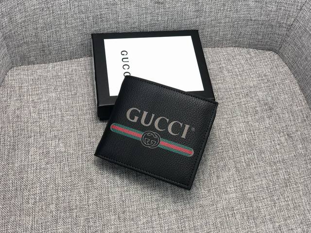 Gucci 496309 产品材质 牛皮 产品规格 11*10*1.5 产品颜 色 黑色 产品描 述 Gucci专柜最新款 采用羊皮精致而成手感柔软 配已醒目丝