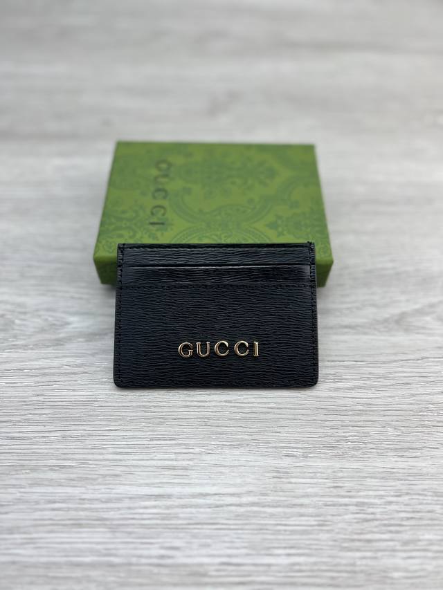配绿盒包装 饰手写体gucci标识卡片夹 以不设限的可能性探索自我表达方式已成为品牌设计的精神内涵 这款卡片夹以淡绿色皮革匠心打造 缀饰金色调手写体gucci标