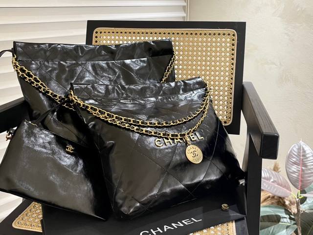 牛皮 飞机盒包装 Chanel 垃圾袋 小牛皮 22Bag 以数字命名的 垃圾袋 2021 年10 月 Chanel 品牌艺术总监virginie Viard在