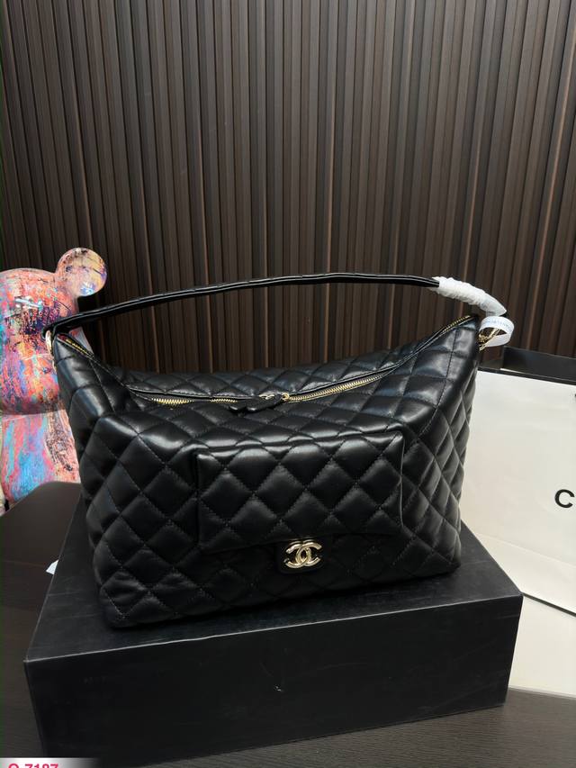 折叠盒 Chanel香奈儿腋下包 充满了不一样的帅气感 甜酷辣妹穿搭必备 尺寸 36.27Cm