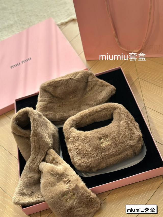 套盒 尺寸27.19 Miu Miu Hobo手提包 又酷又有颜 最佳出行单品 颜值很到位 实用性非常可