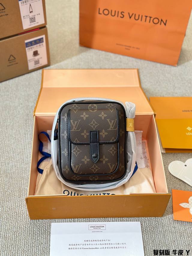 牛皮版本 Lv Christopher Box手机包 这款retiro 手袋以标志性的lv老花面料制成 搭配奢华的黄皮饰边 经典永恒 优雅低调的外形设计和宽敞的