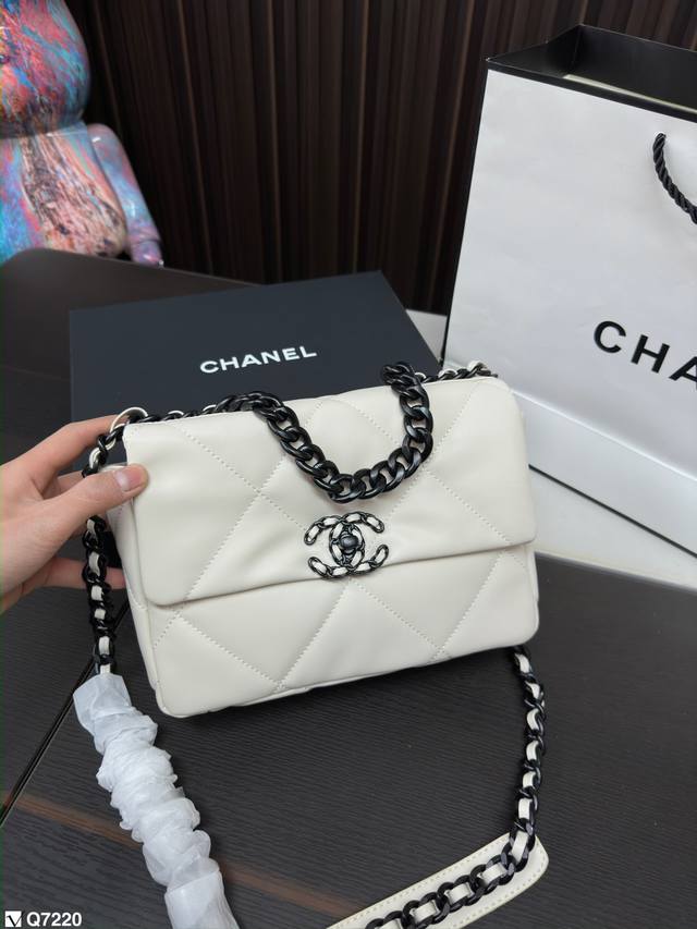 配折叠盒 原单专柜品质 Chanel 19小羊皮 小香牛羊皮最近好多明星都在背chanel 19 这款包是由老佛爷karl Lagerfeld和chanel现任