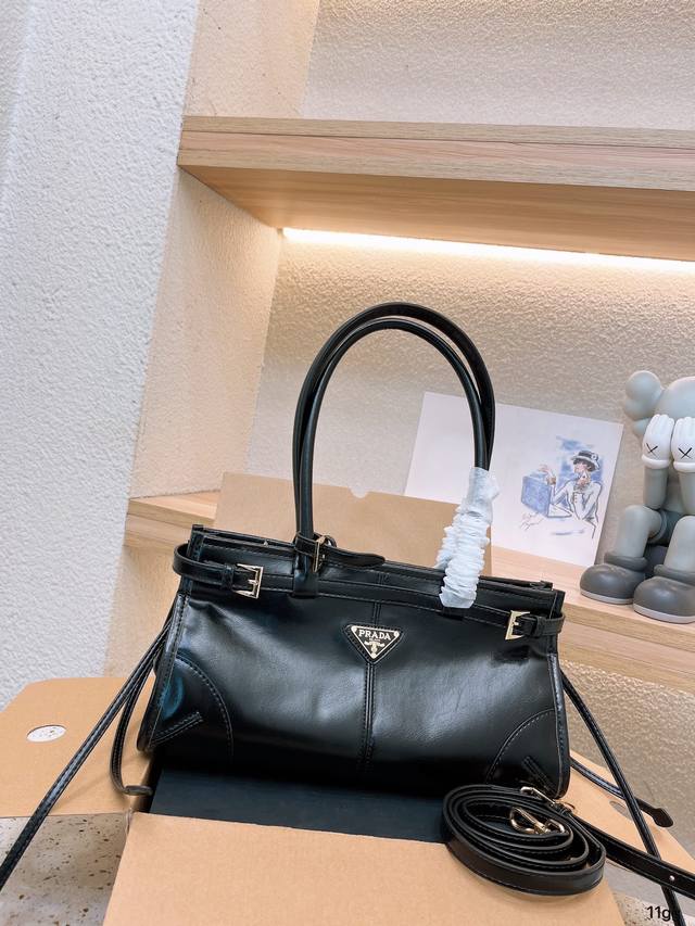 长柄 Prada 新款 手提包 Tote 配长肩带 慵懒随性又好背 上身满满的惊喜 高级慵懒又随性 彻底心动的一只 Size 32 15Cm