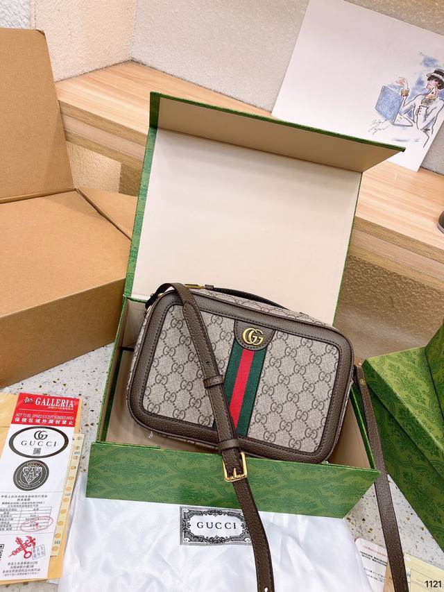 礼盒包装 古奇gucci Gucci 新品盒子包 全新造型 精致小巧真的的超级好看 配色也延续了ophidia系列非常高级 是这一季重点推荐的单品之一 尺寸 2