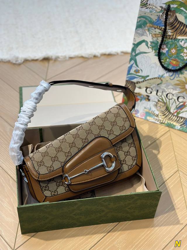 折叠盒 Gucci推出全新 Horsebit 1955 包袋 近日 Gucci与人气歌手billie Eilish合作 推出其标志性手袋 Horsebit 19