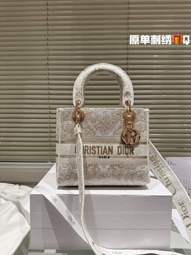 顶级原单 Dior Lady D-Lite刺绣包明星同款 刺绣戴妃配斜挎带 D家最具有代表性的包包,拥有众多的粉丝 D家 Lady D-Lite 诞生于20世纪