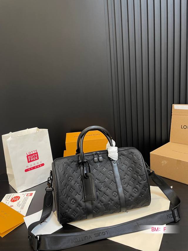 男帅女飒 Lv Keepall35 真的泰裤辣 路易威登 Keepall 35 黑色老花有辨识度又低调 City的行李牌整个包包有不单调 尼龙宽肩带 上身也不勒