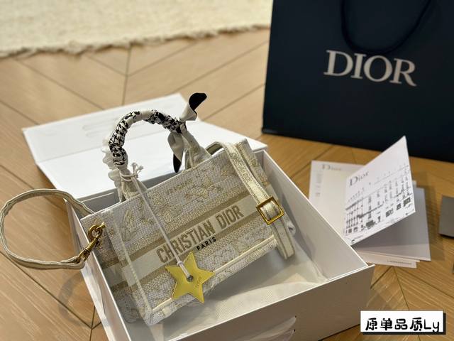 原单 Dior23新款出货 内有长肩带一条 Book 搜索tote 托特 尺寸20Cm