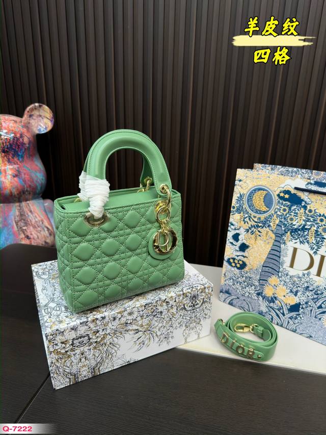 折叠盒 羊皮纹四格尺寸20.17Cm Dior 戴妃包 Diorlady-Life 在澳门威尼斯喜提一款lady-Life包治百病不是假的含它实在是太美了 实物