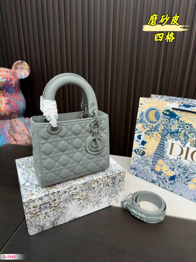 折叠盒 磨砂皮四格尺寸20.17Cm Dior 戴妃包 Diorlady-Life 在澳门威尼斯喜提一款lady-Life包治百病不是假的含它实在是太美了 实物