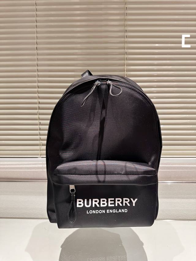 原版布 Burberry 双肩背包 #巴宝莉双肩包# Burberry究竟rucksack背包怎么来设计灵感源自品牌20世纪初的经典军装造型 希望轻量 柔软又多