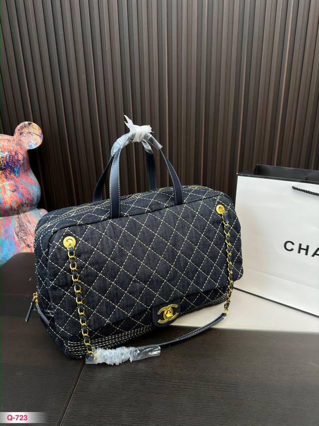 Chanel 香奈儿丹宁旅行包机场包上街超炸 真的太时髦了 95年的杂志款 容量很充足 高级刺绣 结合一切经典的枕头包这款包是和新任总监virginie Via