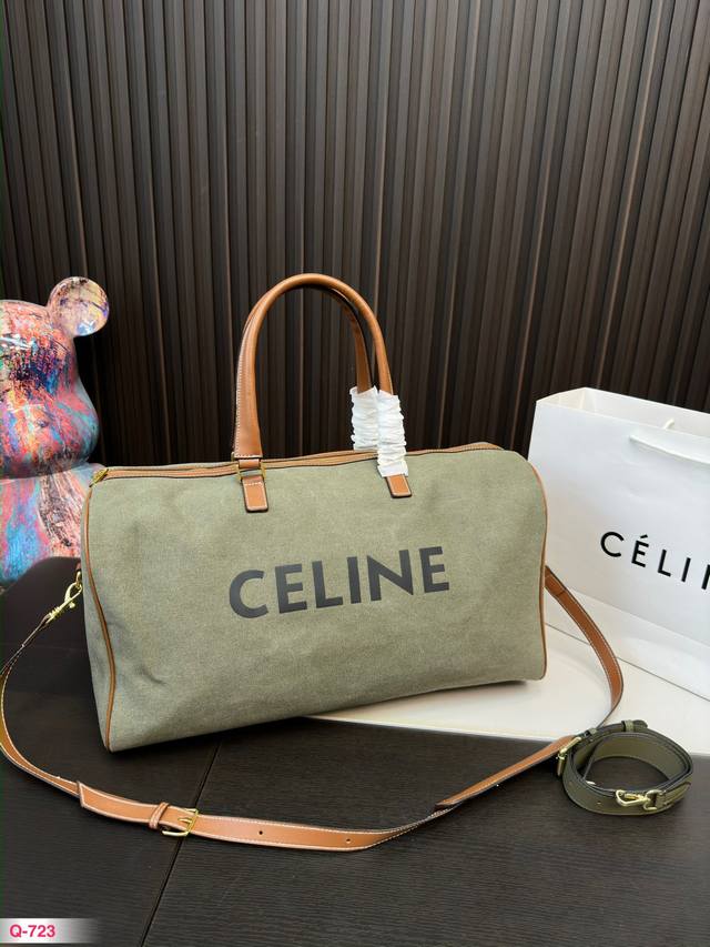 赛琳购物袋 新款包 Celine的设计一直以简约大气著称 吸引的往往是职业女性 性格率性的女性 每一款包包的都非常具有设计感 手工精致 无论是长途旅行 还是短途