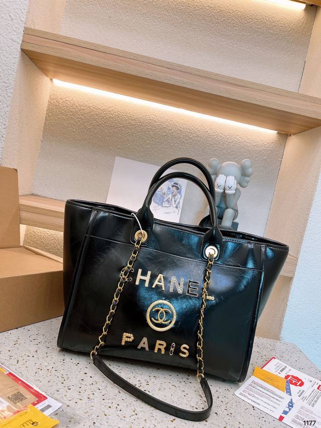 Chanel 新款香奈儿沙滩包购物袋 Chanel沙滩包每年都会出新的款 跟老款不同的logo装饰更加高端大气 容量超级可妈咪包 简约休闲的设计深受欢迎 而且容