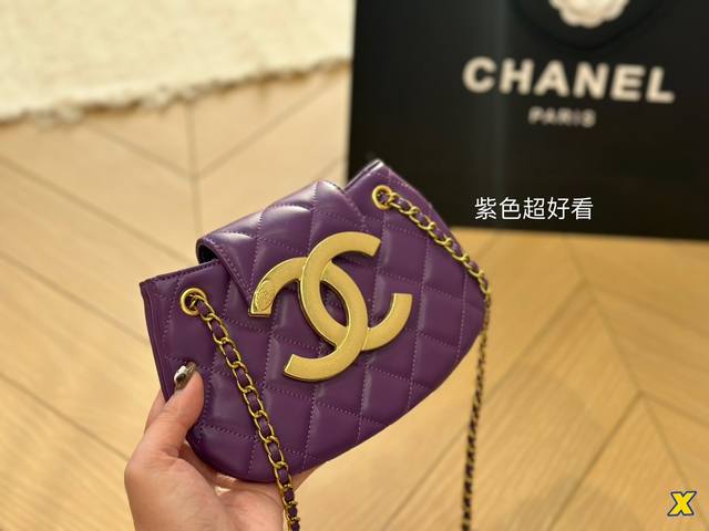 折叠盒 好美 到底是谁在找香奈儿大logo包包 Chanel 24C 黑金复古大双c Logo羊皮腋下链条包 外形方方正正的像一个小tote包侧面扁扁的腋下背很