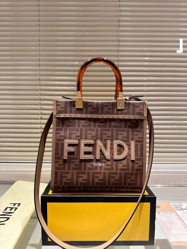 折叠礼盒 Size 23 22Cm 芬迪 Fendi Peekabo 购物袋 经典的tote造型 但是这款最大的特点 手提斜挎