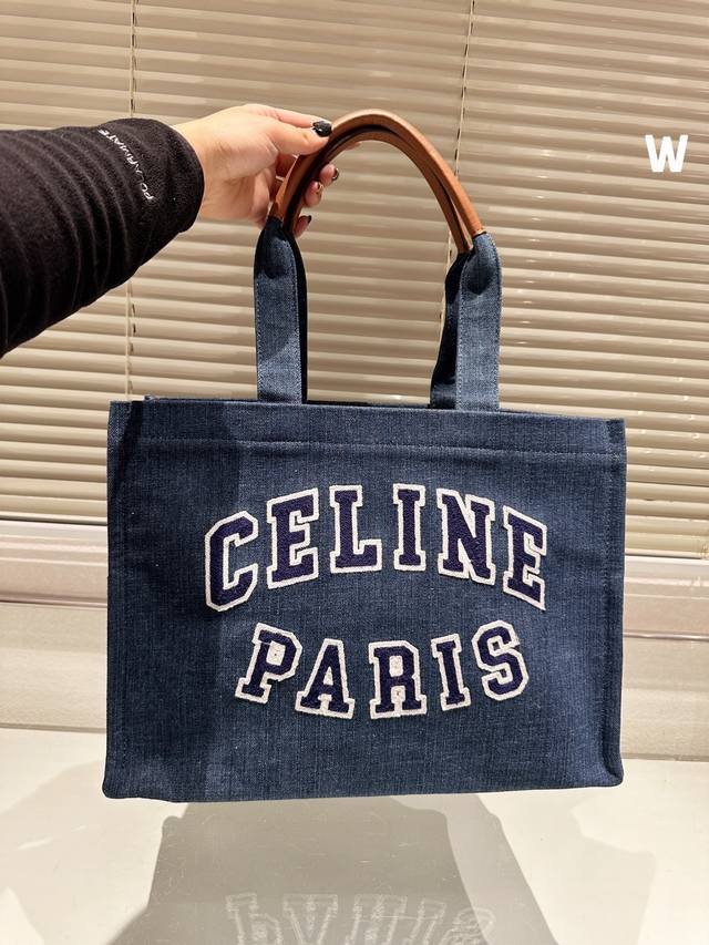 原版布 Celine 托特包 新品购物袋 连韩国人气ig女王blackpink Lisa都抢先在12月时于机场时髦揹着露脸 也让赛琳 成为问询度极高的产品 不光