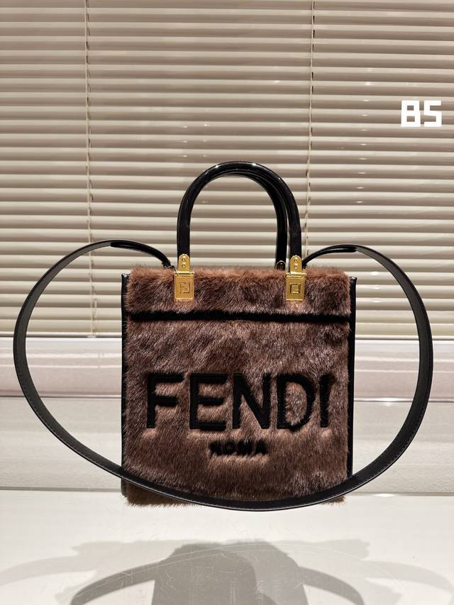 折叠礼盒 Size 23 22Cm 芬迪毛毛 Fendi Peekabo 购物袋 经典的tote造型 但是这款最大的特点 手提斜挎