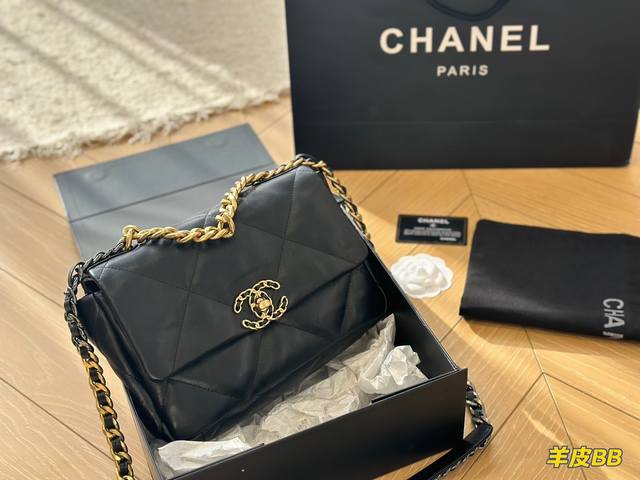 折叠盒 Chanel19 Bag 自从欧阳娜娜带货后全球断货很难买到 皮质是羊皮有点像羽绒服包包 但是19的点睛之笔是什么呢 格子放大 格子放大后脱了香奈儿小女