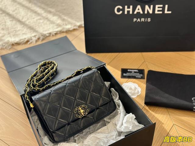 牛皮折叠盒 Chanel 翻盖包 慵懒随性又好背 上身满满的惊喜 高级慵懒又随性 彻底心动的一只 Size 21 13Cm