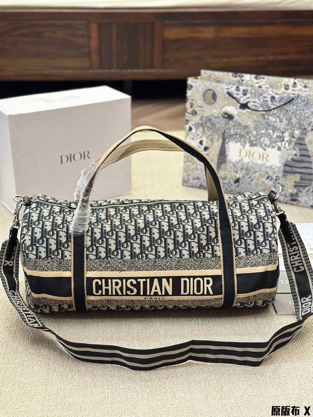 原版布 Dior Oblique健身包 随性精致 超级心动了今年 今年的新款真的非常好看 打破了对传统 优雅 女人味 的定义讲诉健康活力的优 雅与美丽 有喜欢的