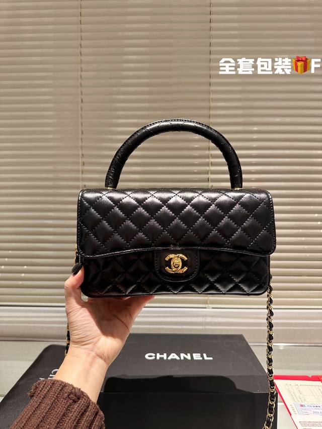 原版皮 Chanel手提包 黑色系的搭配很适这季节 复古氛围感瞬间拉满 尺寸25Cm
