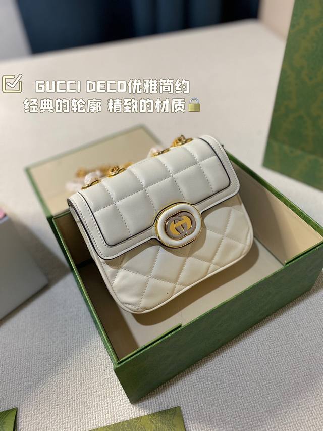 全套包装 Gucci Deco迷你小包包 优雅简约很种草 一共两个尺寸 经典的轮廓和精致的材质探索了新的表达方式和对过往年代的热爱之情 这款小巧的肩背包采用绗缝