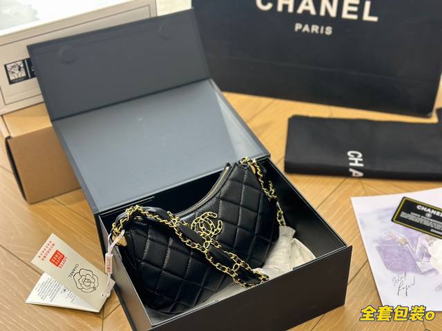 全套包装 Chanel 23K 本季度最值得买的hobo腋下包 Chanel 本季度最值得买的包款 注定是个爆款复古褶皱牛皮皮质 搭配上经典大气的皮穿链双c很有