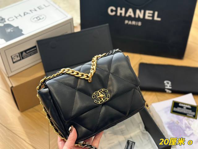 全套包装 Chanel19 Bag 自从欧阳娜娜带货后全球断货很难买到 皮质是羊皮有点像羽绒服包包 但是19的点睛之笔是什么呢 格子放大 格子放大后脱了香奈儿小