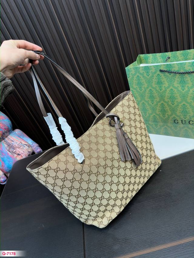 Gucci 酷奇托特包 经典logo购物袋tote包 大爆款 分分钟断货 怎么背都好看 毫无违和感 尺寸31.27Cm