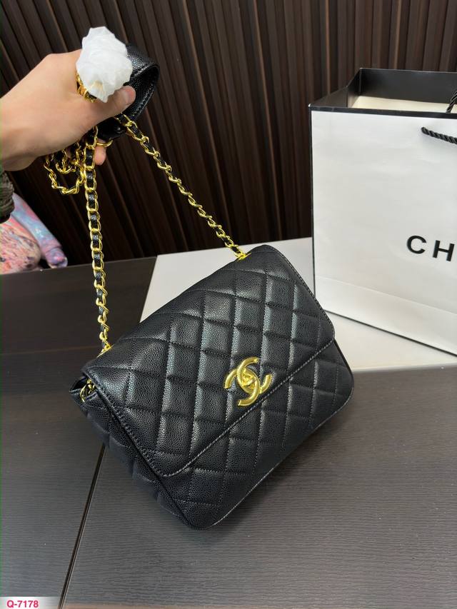 折叠盒 香奈儿vintage Chanel 黑金方胖子 蛮特别的一只 Vintage Chanel 萎格方胖子 很少见的粗肩带款感觉偏中性风 搭配起来更随意自带