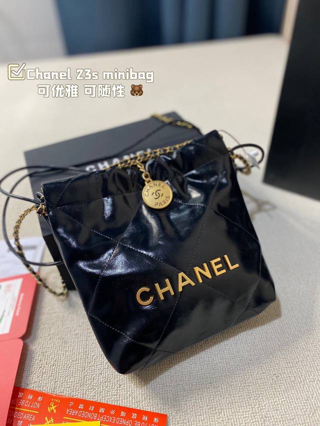 Chanel Mini Bag 本季23S大爆款最時髦好看 可肩背 斜背 側背 手提 非常難買黑色金字款 耐看也最保值 这包太好看了 黑色款是王炸 可优雅可随性