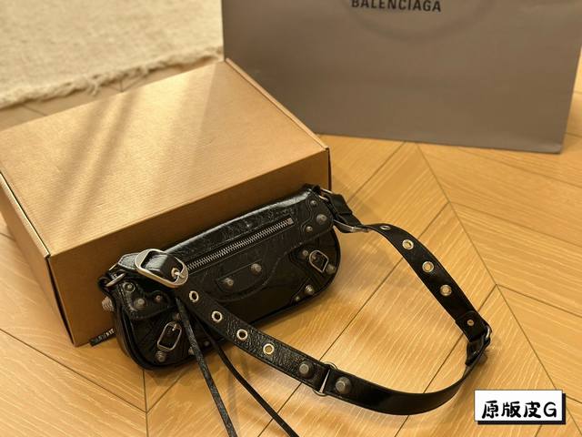 Balenciaga 新品 牛皮质地 时装 休闲 不挑衣服 尺寸26*12Cm