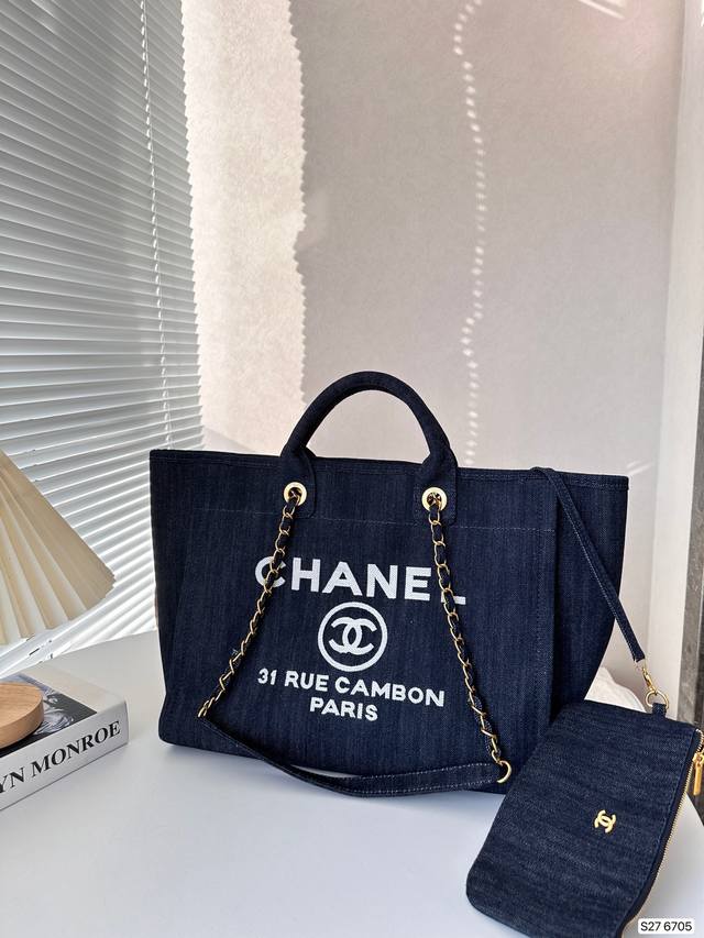 Chanel 新款香奈儿牛仔沙滩包购物袋 Chanel沙滩包每年都会出新的款 跟老款不同的logo装饰更加高端大气 容量超级可妈咪包 简约休闲的设计深受欢迎 而