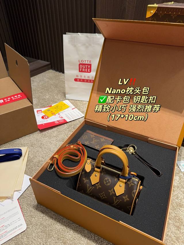 套盒尺寸17.10 Lv Nano枕头包 配卡包 钥匙扣 可可爱爱 精致俏皮 将经典款式 变成mini系列 是一个装的下可爱的小家伙