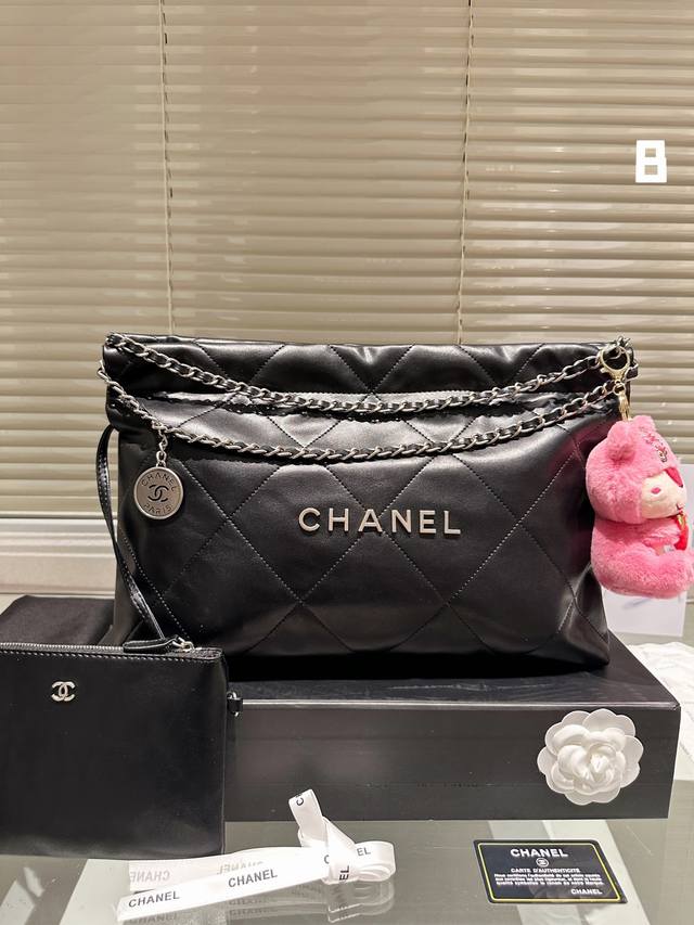牛皮版本 横款配挂件 Chanel 22Bag 以数字命名的 垃圾袋 2021 年10 月 Chanel 品牌艺术总监virginie Viard在2022年春