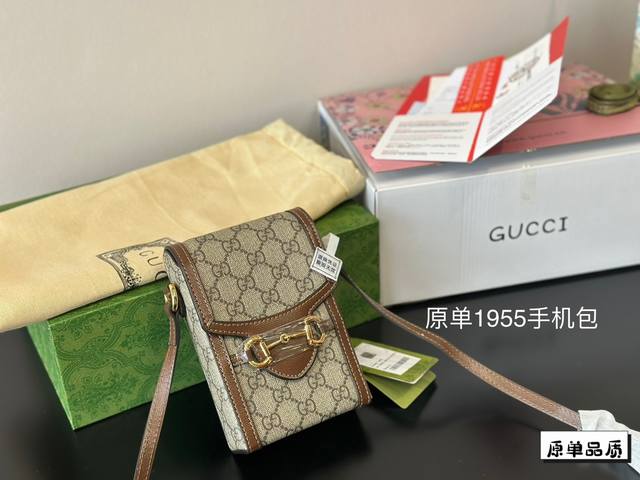 全套包装 Gucci1955手机包 本想去入虎头胸包的都已经准备结账了一转头看到这款手机包立马移情别恋柜姐说是才刚刚来的新包容量也非常感人 侧面有一定厚度 可以