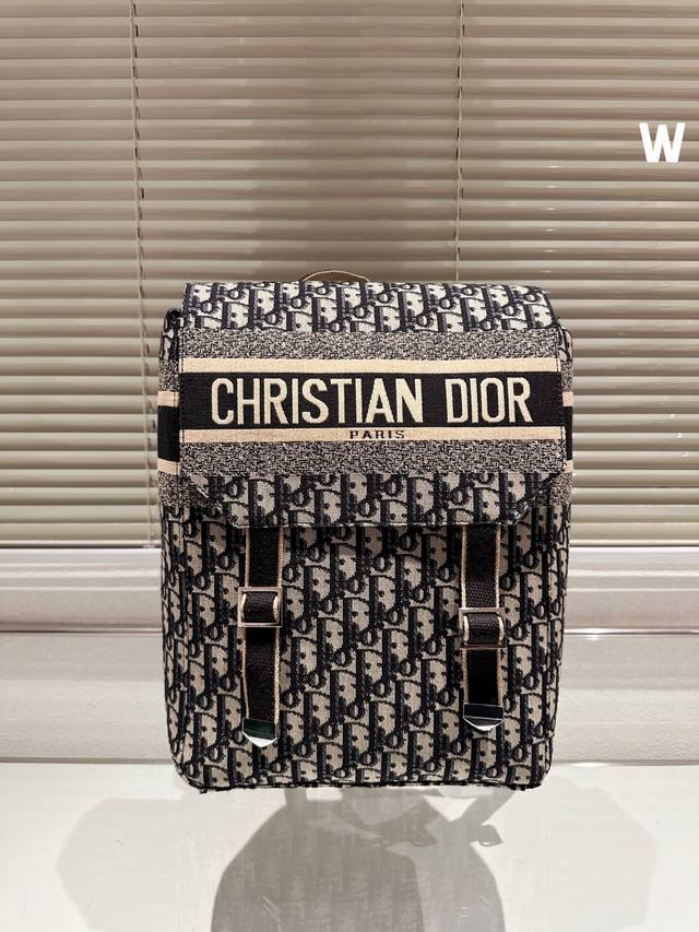 Oblique 老花與經典 迪奥老花满印帆布双肩包 非常好看 #Dior包包 Dior迪奥双肩包 既高级又时尚 回头率超高的一款双肩包 轻便容量又大 出行必备的