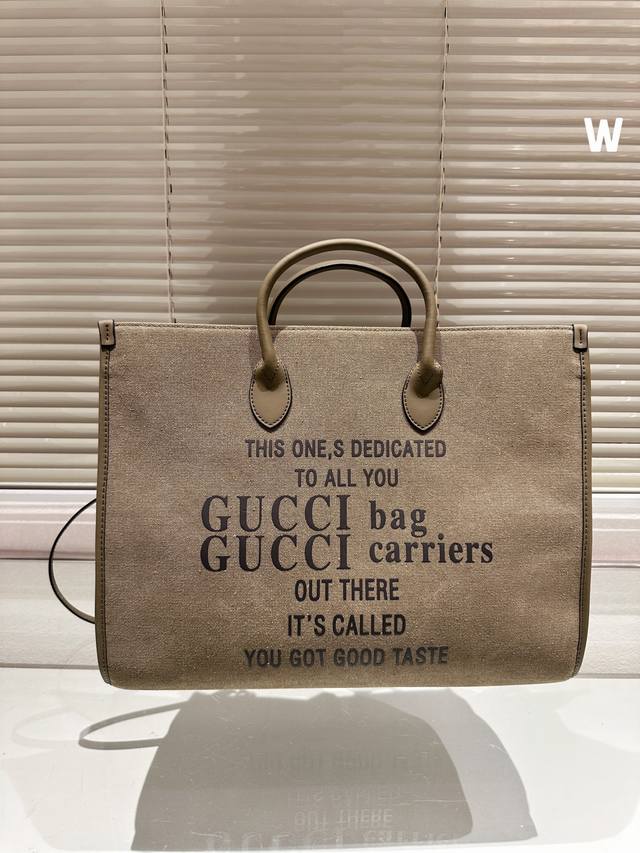 Gucci.原版布 老花购物袋一直对大包的要求就是要轻neverfull那些太大众太街款了第一次见复古风的购物袋 是真真正正的小众size: 43
