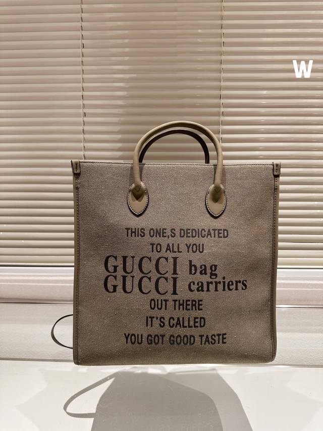 Gucci.原版布 老花购物袋一直对大包的要求就是要轻neverfull那些太大众太街款了第一次见复古风的购物袋 是真真正正的小众size: 36