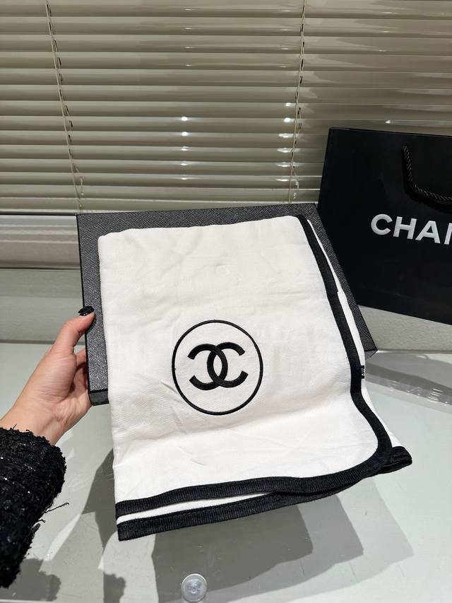 高端羊绒围巾 礼盒手提袋包装 Chanel 经典围巾真材实料 这款围巾适用于春 秋 冬 当作披肩超好看 提亮肤色 上身效果气场非常强大手感柔软成色有质感 匠心之