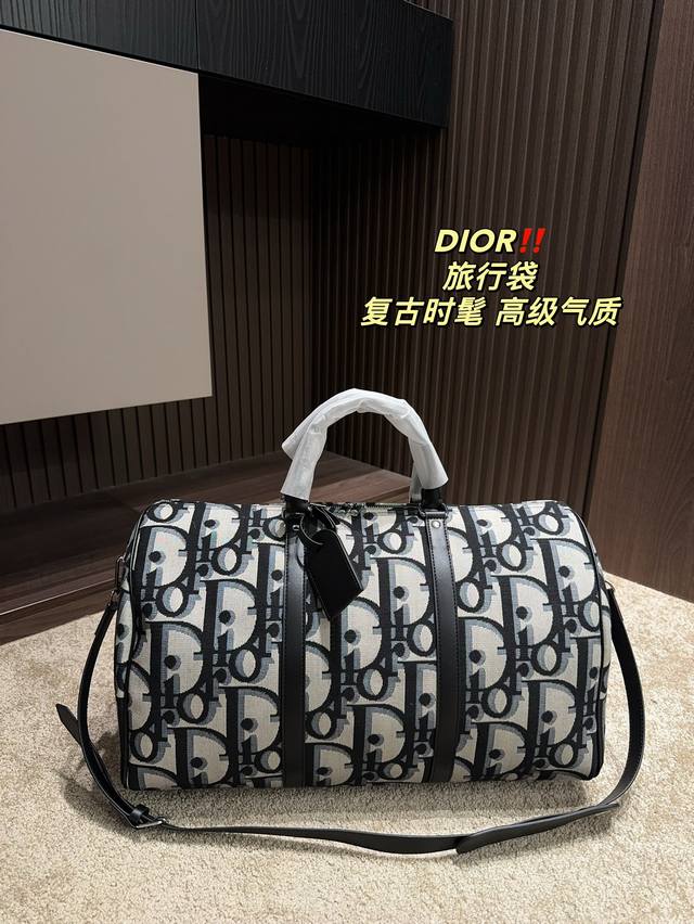 尺寸50.28 迪奥dior 旅行袋 非常经久耐用 日常最好打理了 比利时提花工艺 有细微的 Dior字母纹理感 超复古配色 和家里衣橱里各种衣服都好搭配 容量
