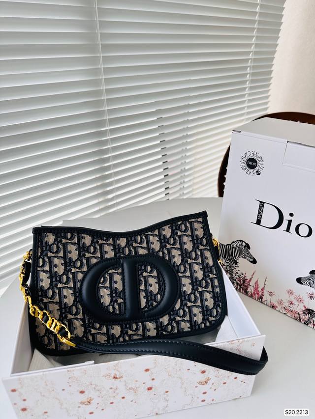 配飞机盒折叠盒子 上身太绝了 Dior Signature Hobo 迪奥腋下包 Hobo 在时尚圈一直占据着重要地位 全新包型又来咯 日常轻盈这只绝对ok 经
